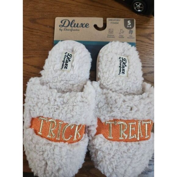 DLuxe by Dearfoams Trick Treat Slippers - Picture 1 of 7